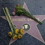 Des fleurs pour Patrick Swayze sur le pavé