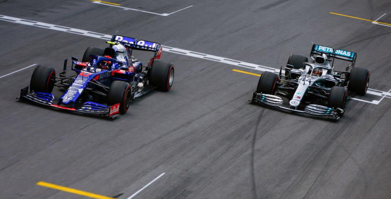 Gasly sur la ligne d'arrivée devant Hamilton, GP du Brésil 2019