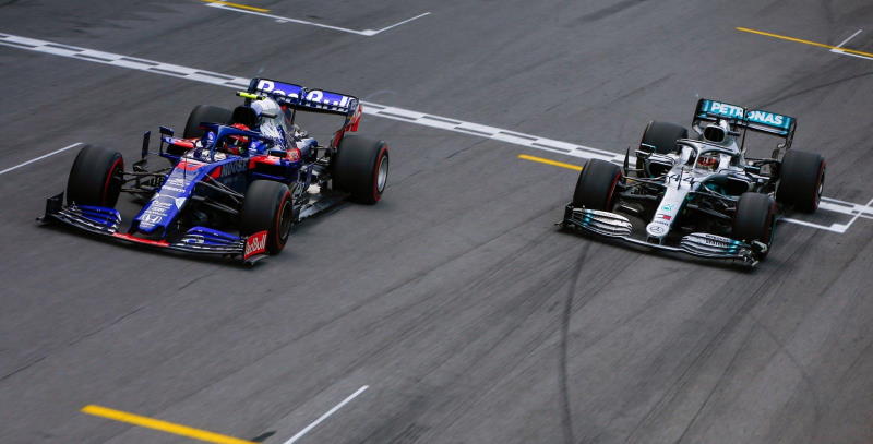 Gasly sur la ligne d'arrivée devant Hamilton, GP du Brésil 2019