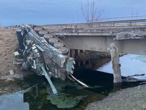 T 72 russe à Chernihiv traversant un pont