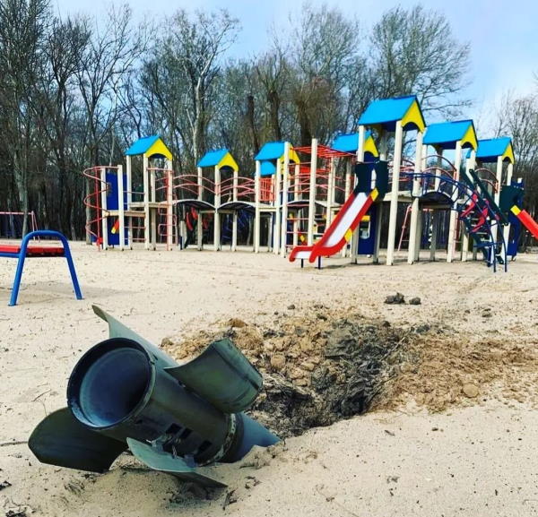 Une bombe russe non explosée dans un jardin d'enfants