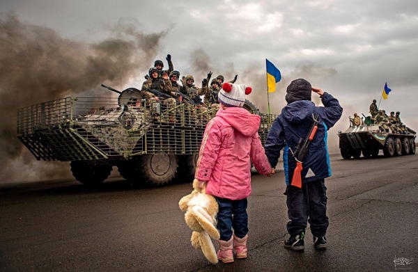 Enfant saluant les soldats en Ukraine