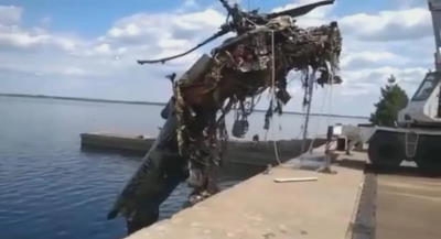 Hélicoptère russe repêché dans un lac en Ukraine