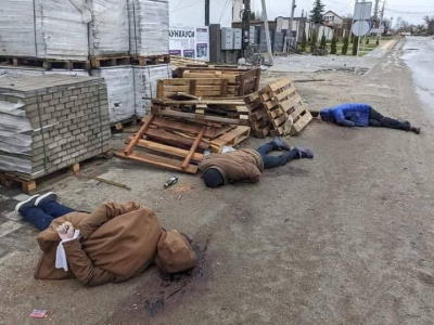 Cadavres dans la ville libérée de Bucha