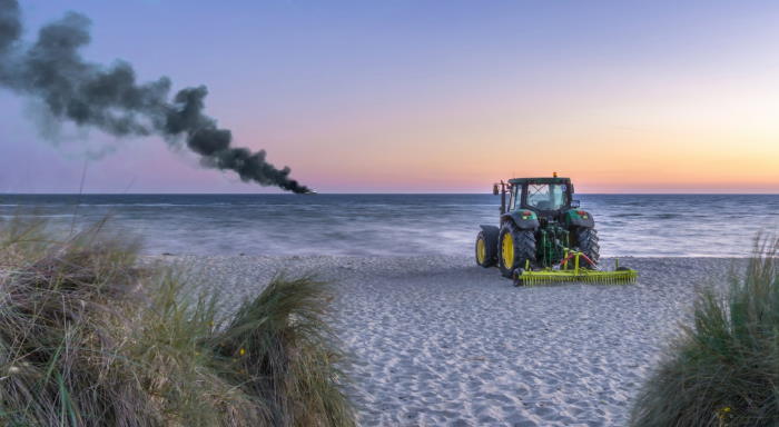  Le Moskva est coulé. Un tracteur sur une plage.