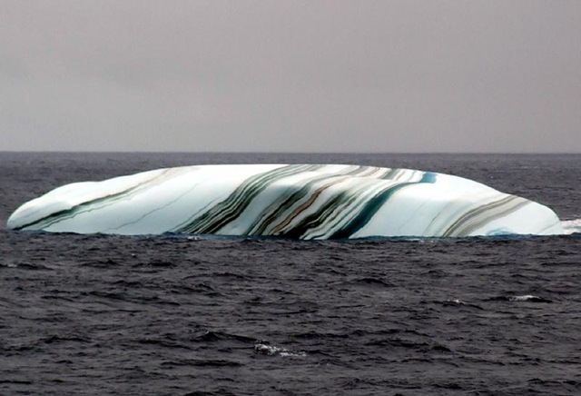 Iceberg à rayure en mer