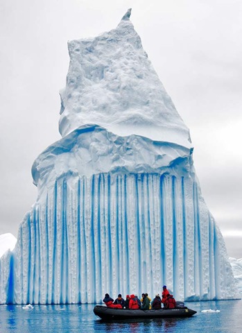 Iceberg à rayure et bateau