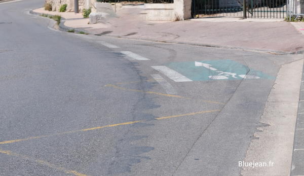 Un bébé piste cyclable