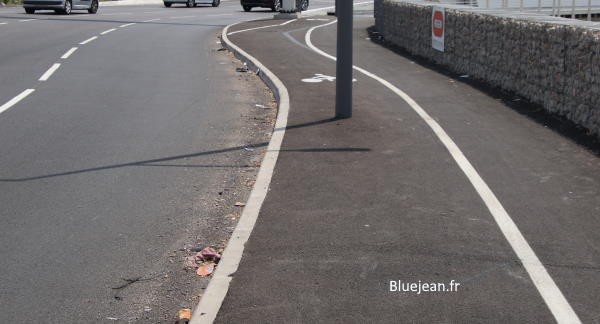 Cycle path with pole