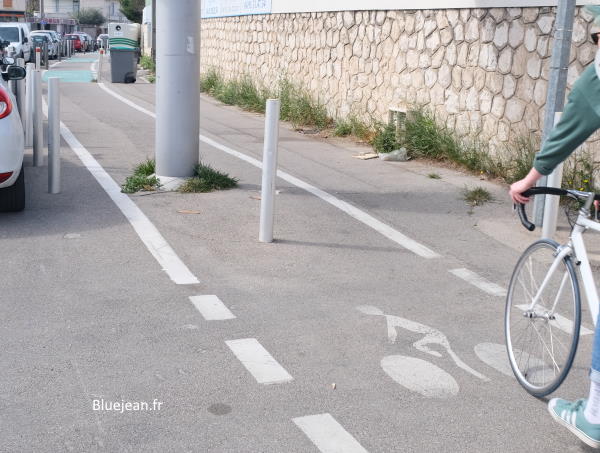 Piste cyclable avec plus gros pylone