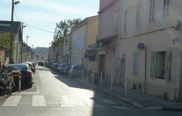 Trottoir servant de parking