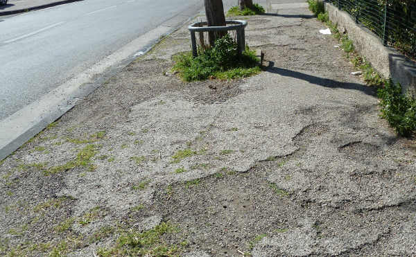 Un trottoir assez mal entretenu